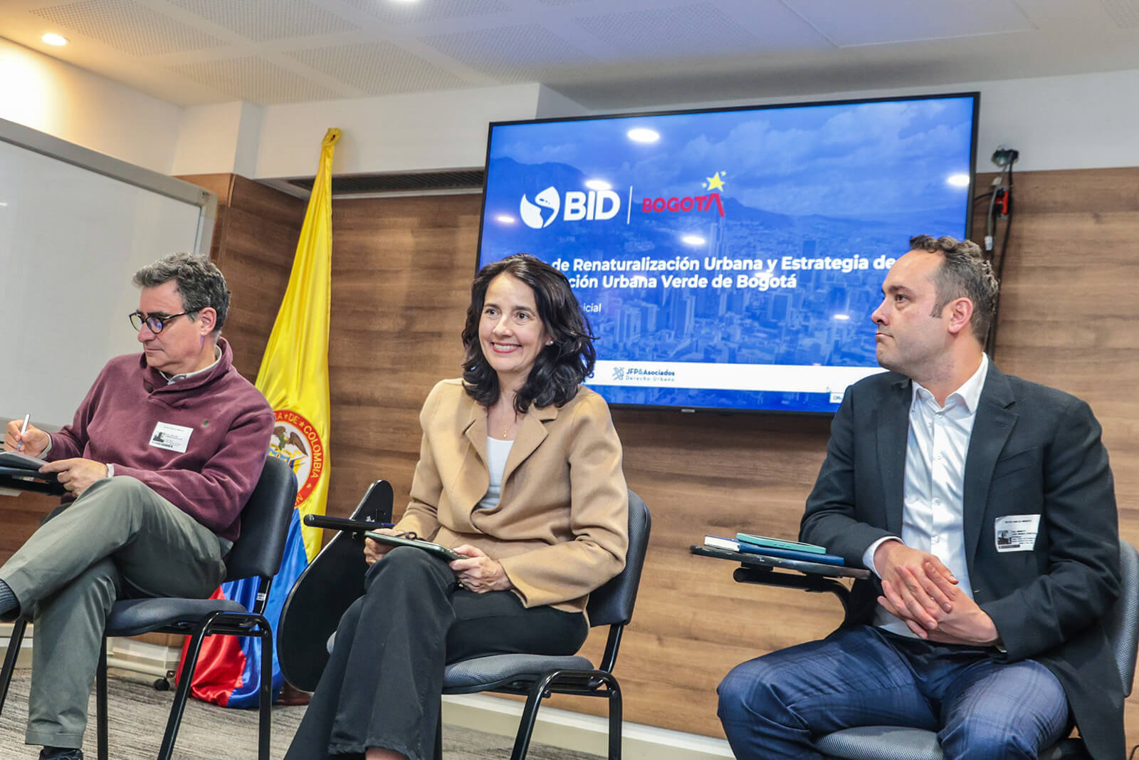 José Manuel Sandoval, Especialista senior de cambio climático y sostenibilidad BID; Adriana Soto, Secretaria de Ambiente; y Andreu Ulied, coordinador del consorcio consultor.