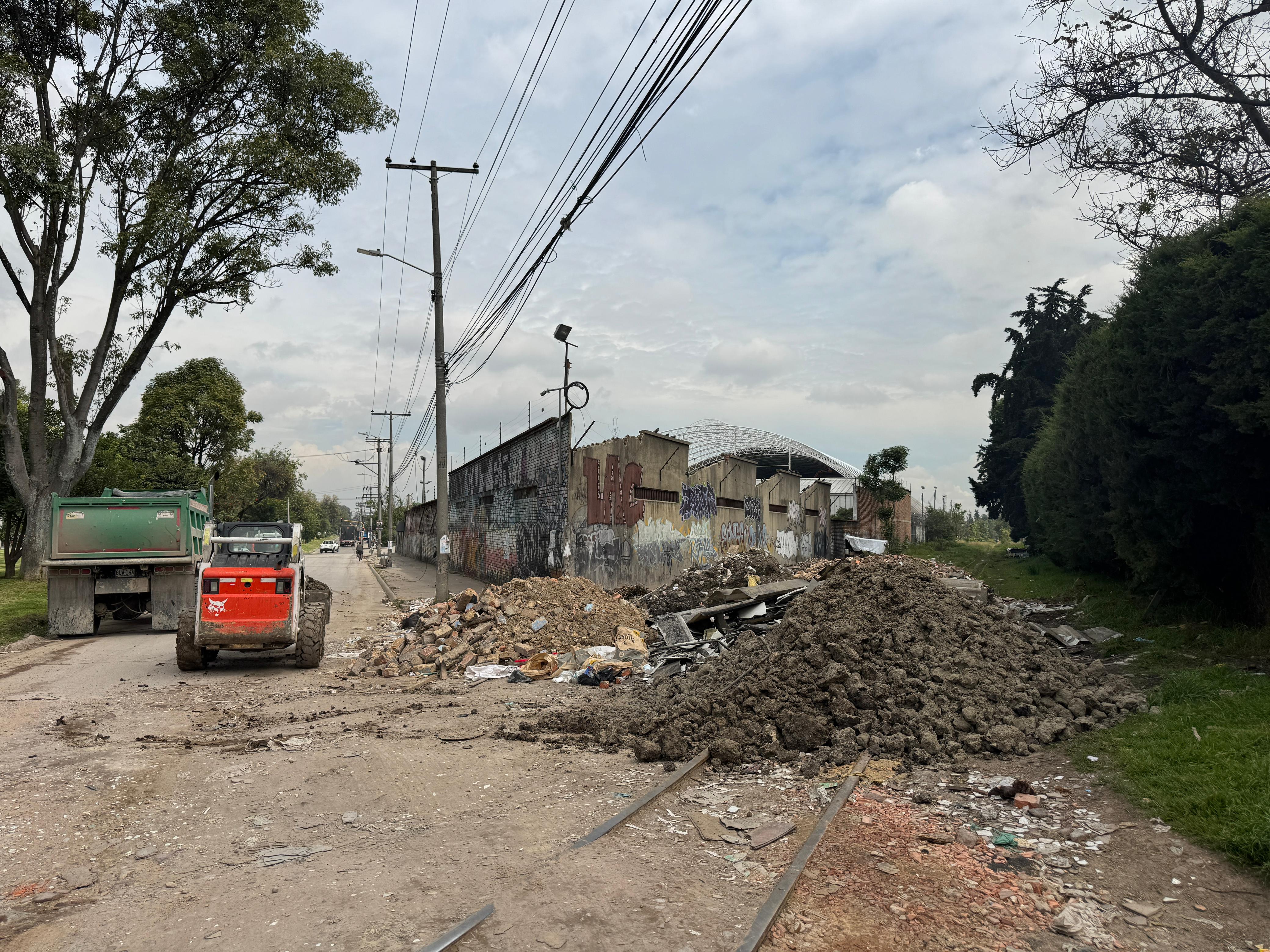 Secretaría de Ambiente sorprende a conductor arrojando residuos de construcción y suspende obra en dos operativos de control